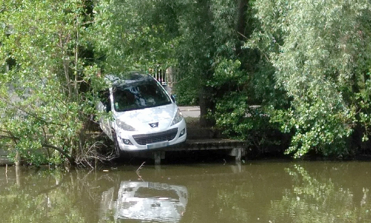 Une voiture manque de tomber dans le lac.